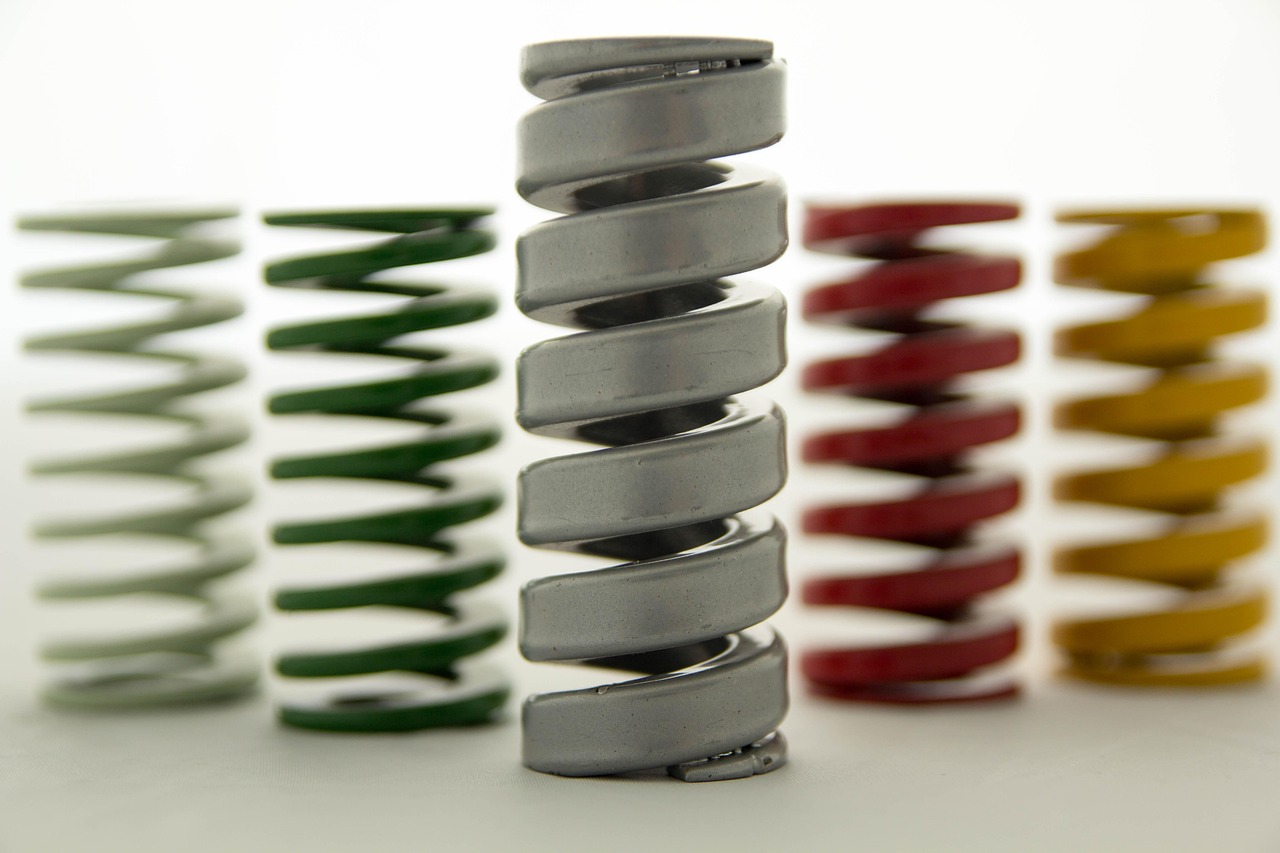 如何在游戏中惩罚使用风险提示技术支持辅助的玩家？